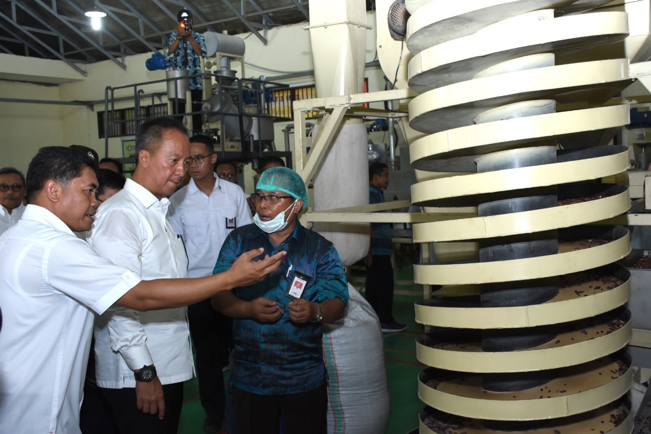 Meninjau workshop pengolahan kakao di Balai Diklat Industri Makassar,