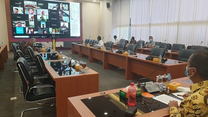 dialog jarak jauh para pelaku industry kimia farmasi dan tekstil dengan Menteri Perindustrian Agus Gumiwang Kartasasmita melalui video