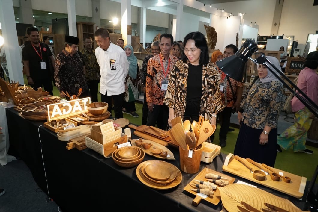 Dirjen IKMA Kemenperin Gati Wibawaningsih meninjau pameran IKM di Jakarta beberapa waktu lalu.