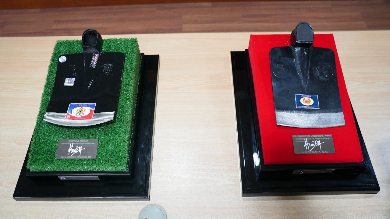 Kemenperin Serahkan SNI Cangkul